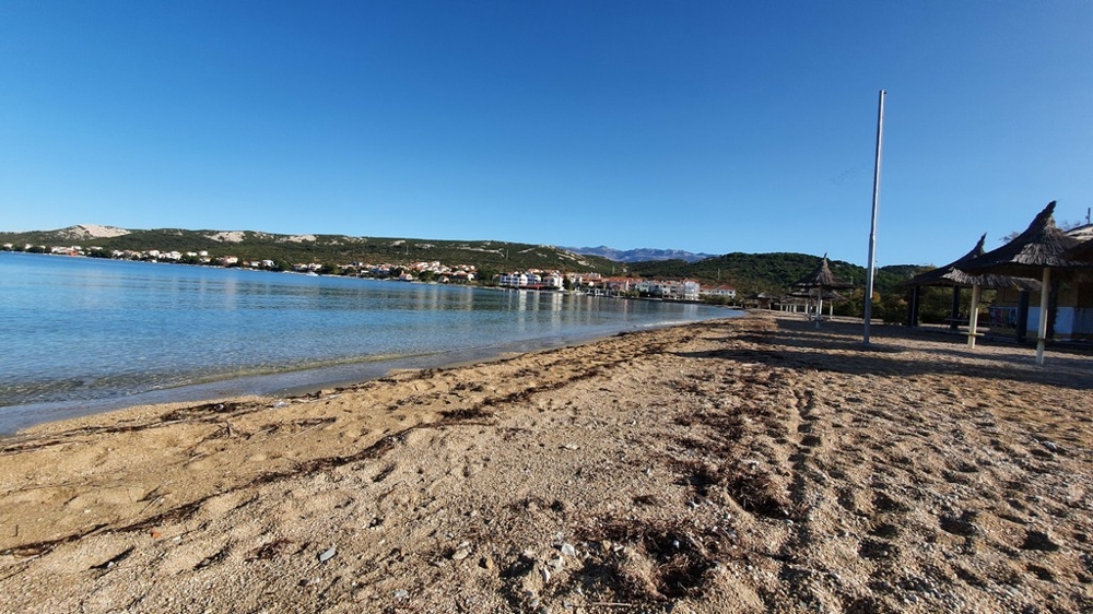 Promenade du bord de mer et baie de baignade en Croatie