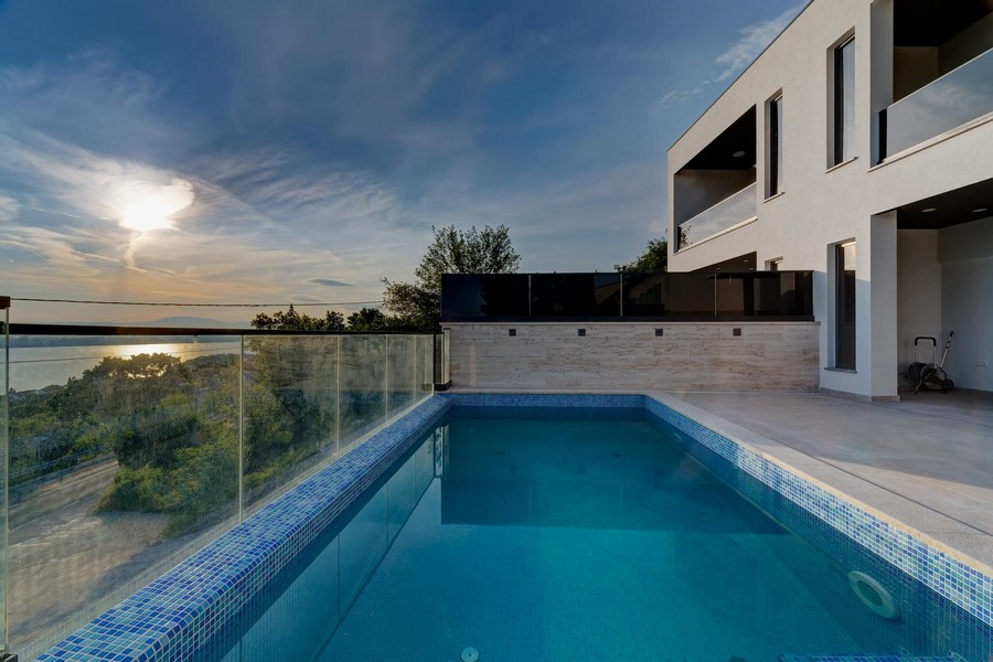 Maison jumelée à Dramalj avec piscine à la lumière du soir