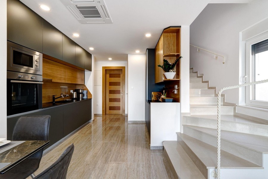 Cuisine et escalier avec garde-corps en corde dans le plan ouvert