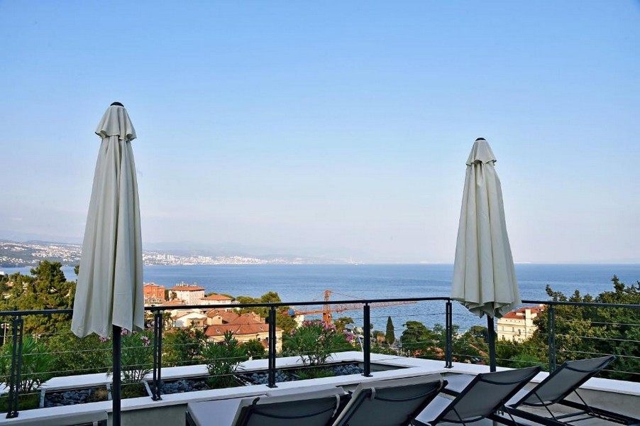 Toit-terrasse moderne avec vue mer et bains de soleil