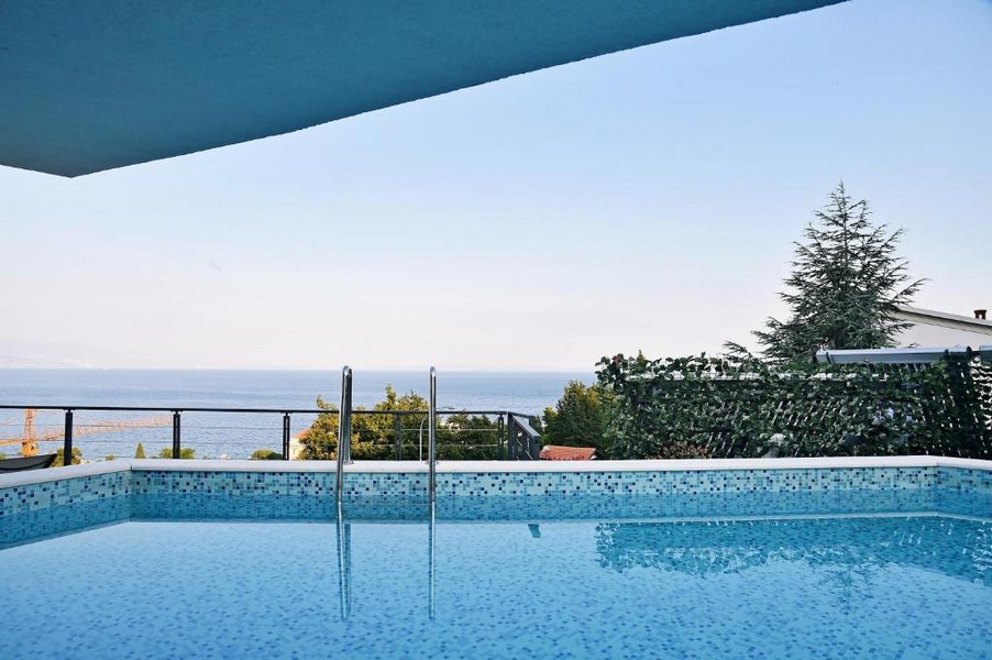 Espace piscine avec vue mer sur le toit-terrasse