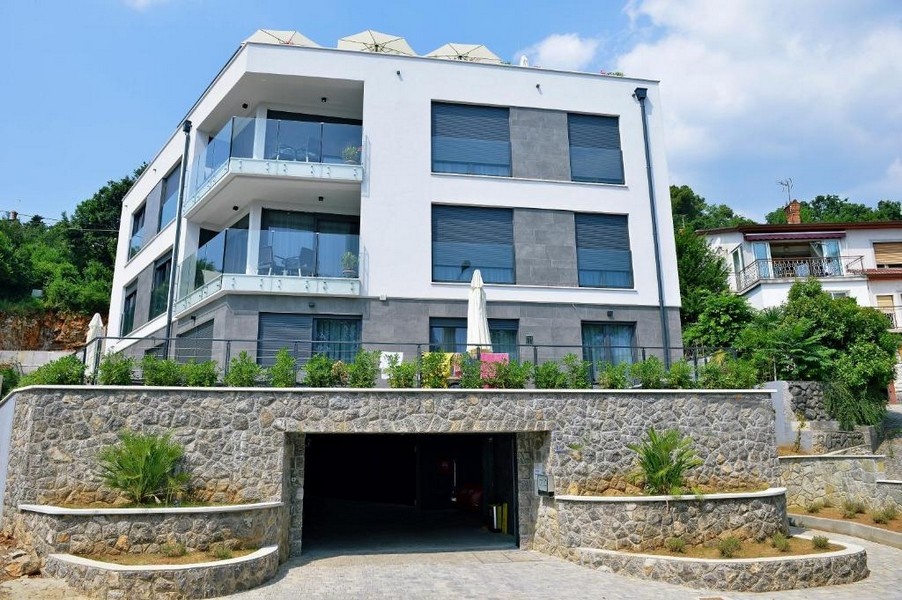 Immeuble collectif moderne avec parking souterrain et balcons