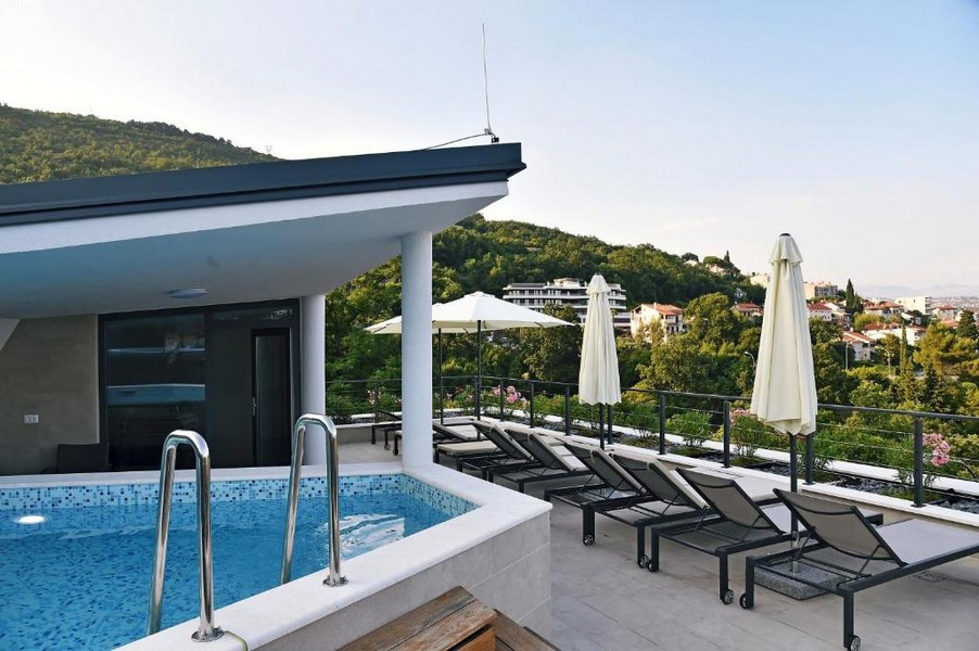 Toit-terrasse avec piscine et vue sur la verdure environnante