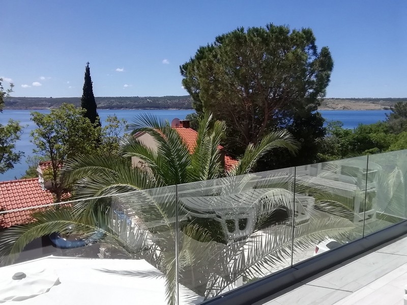 Maison en bande à Posedarje avec palmier et vue sur la baie