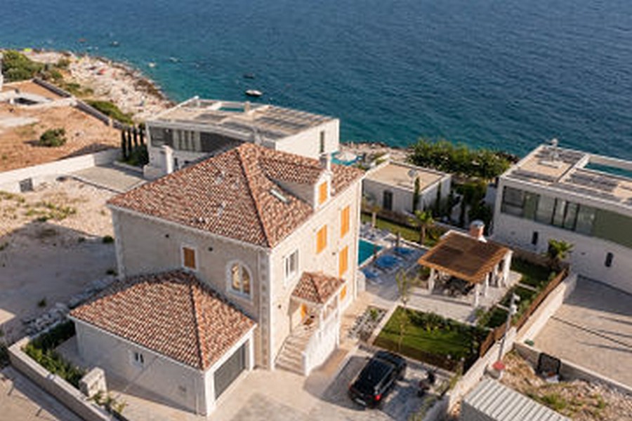 Vue aérienne de la villa avec piscine directement sur la côte rocheuse
