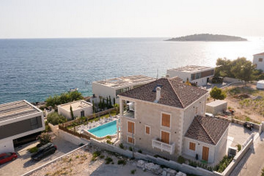 Vue aérienne de la villa avec piscine près du rivage