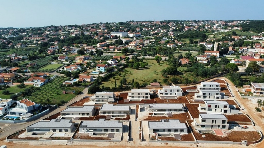 Vue aérienne du chantier du domaine au-dessus du village