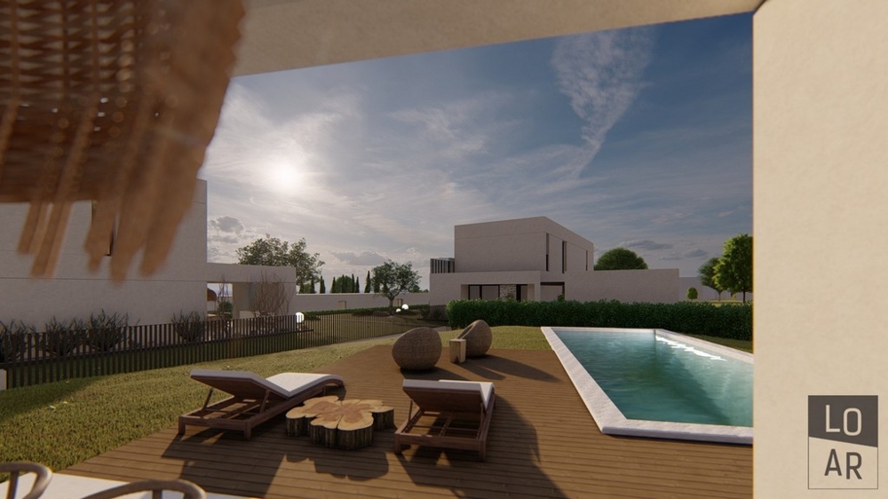 Visualisation de transats et de la piscine sur le deck en bois