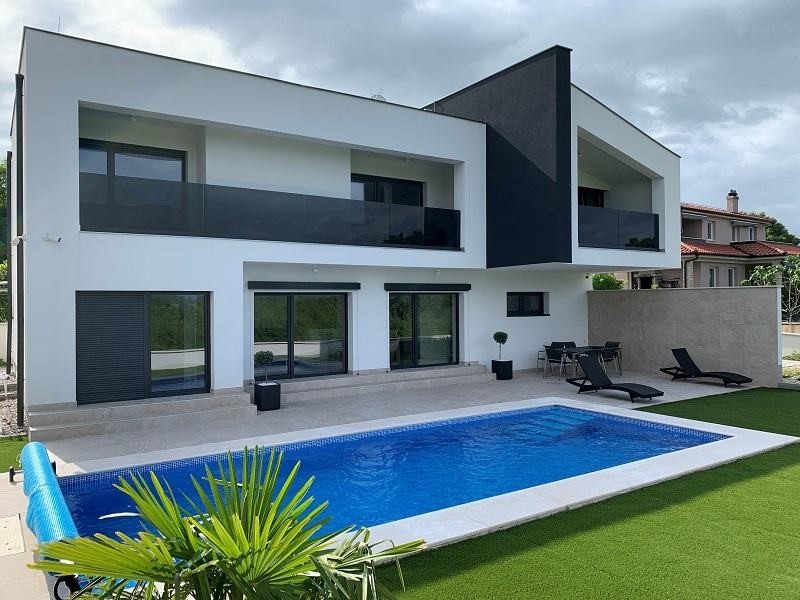 Villa blanc et anthracite avec piscine et bains de soleil