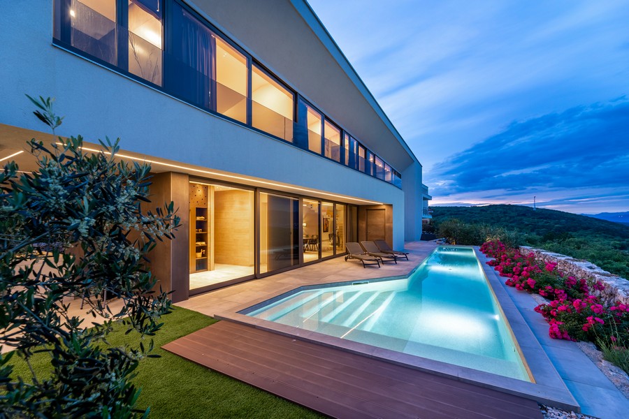 Villa de luxe sur Krk avec piscine éclairée au crépuscule