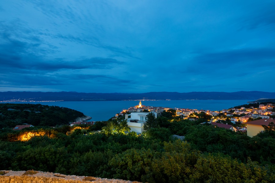 Lumières du village côtier à l'heure bleue