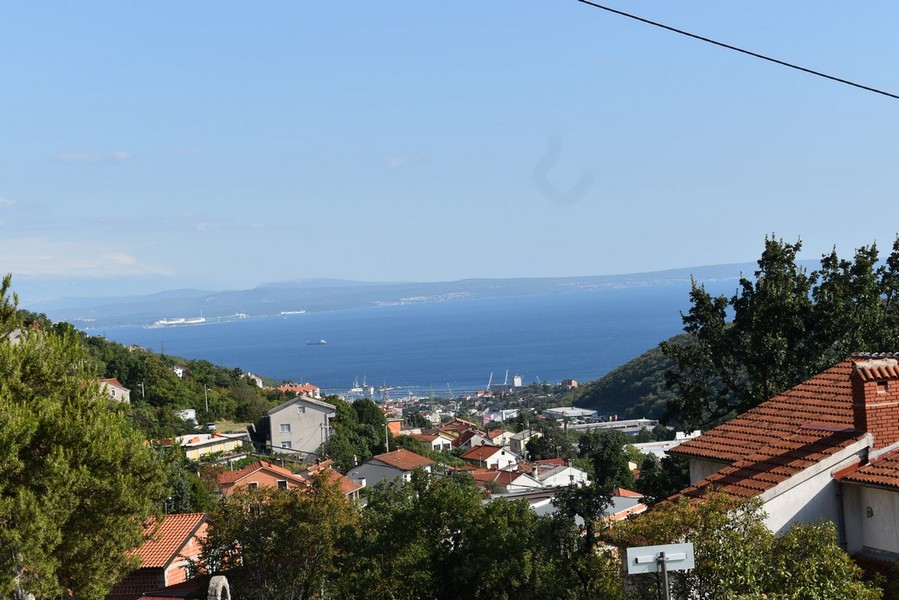 Maison à Rijeka avec vue par-dessus les toits sur la baie