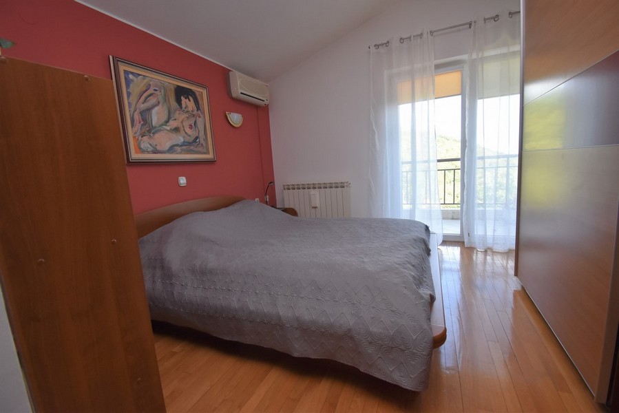 Chambre avec mur rouge et porte de balcon