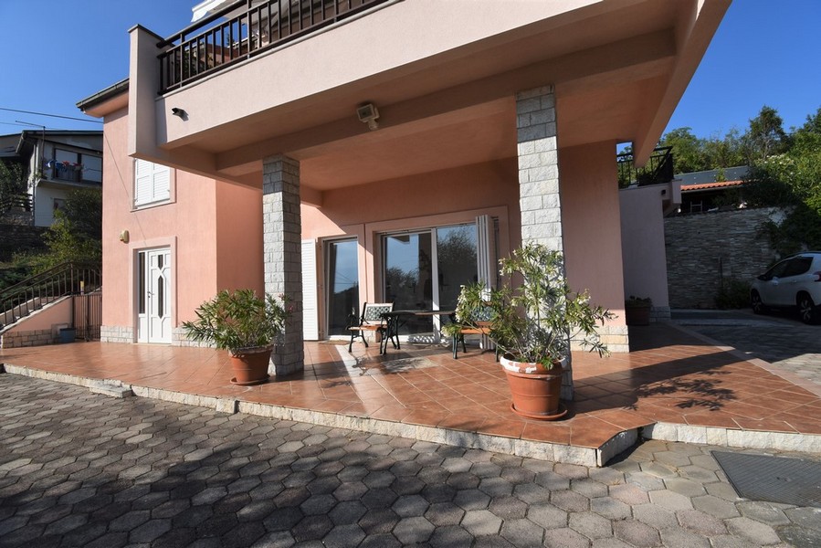 Terrasse couverte avec colonnes et plantes en bac