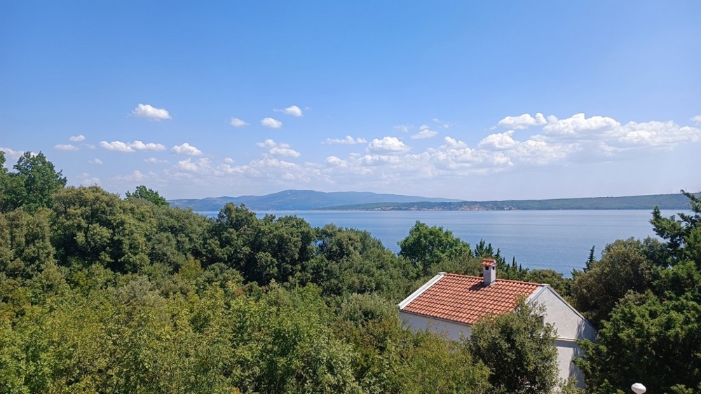 Vue mer sur le paysage méditerranéen et maison à toit de tuiles rouges
