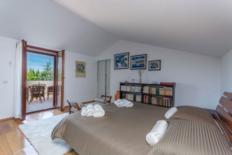 Chambre avec terrasse.