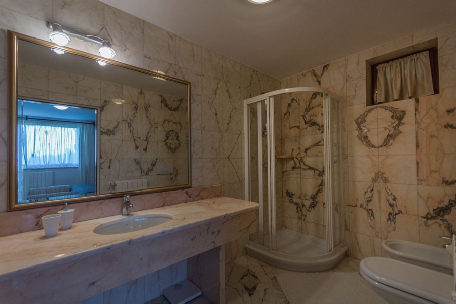Salle de bains avec douche.
