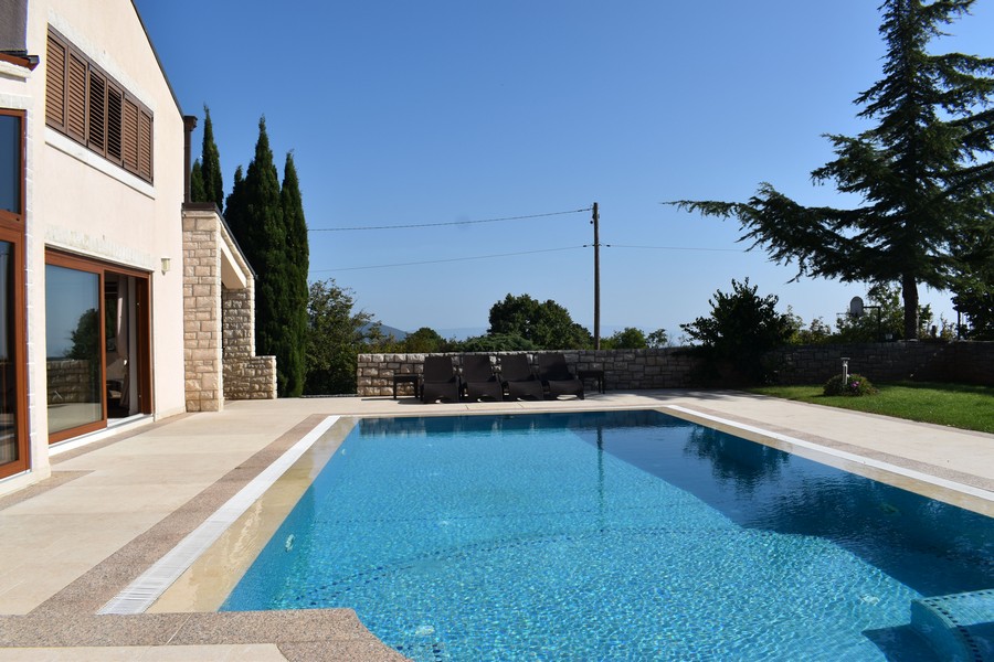 Piscine à l'extérieur de la villa H2272 en Istrie, Croatie - Panorama Scouting.