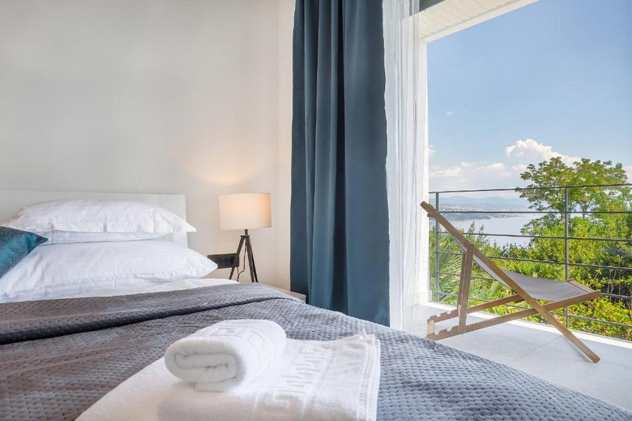 Chambre avec lit double et vue mer