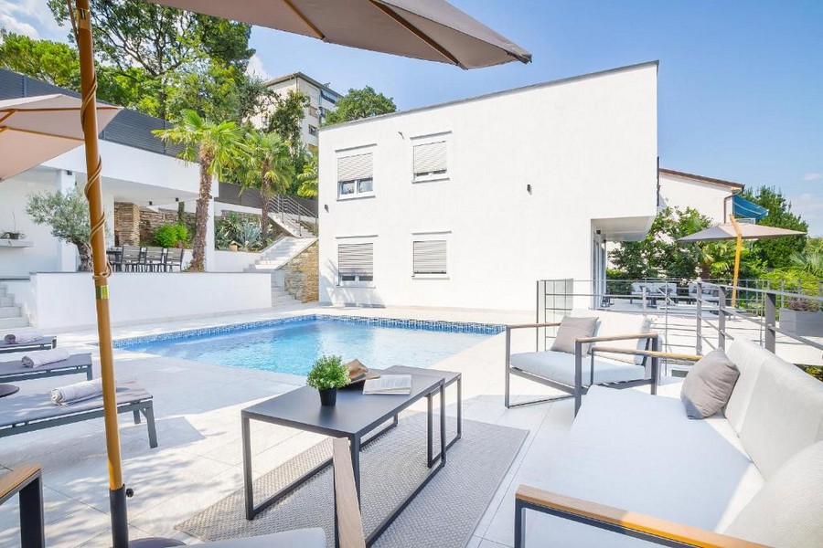 Piscine et terrasse de la villa moderne