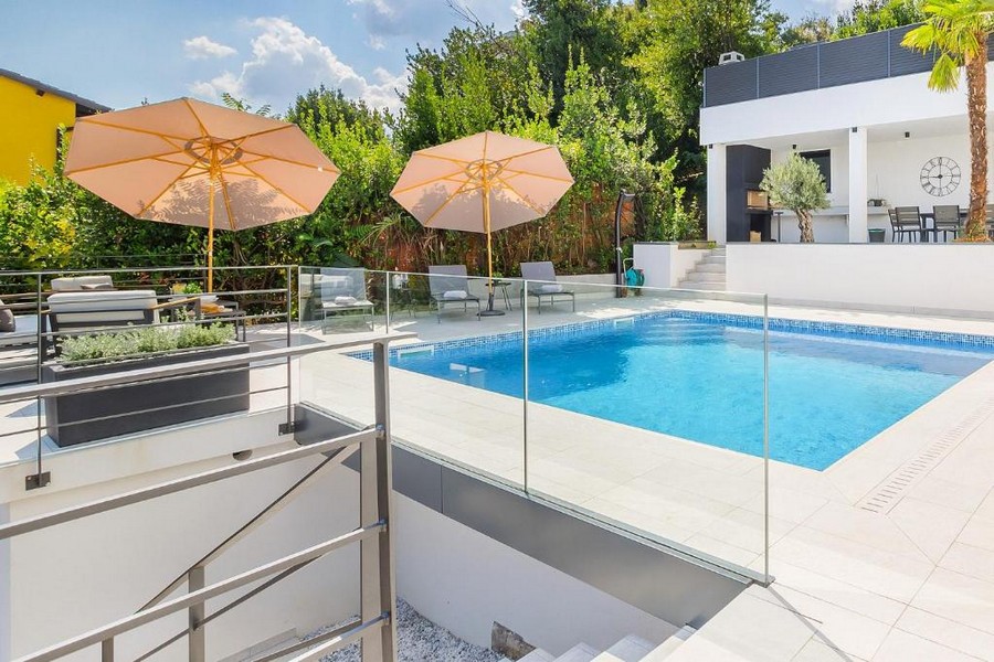 Piscine avec parasols et bains de soleil