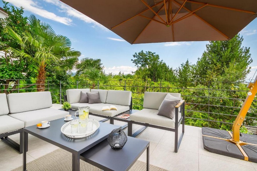 Terrasse avec coin lounge et vue sur la verdure