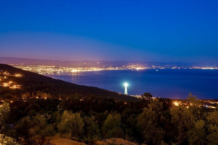 Vue sur la baie éclairée de nuit