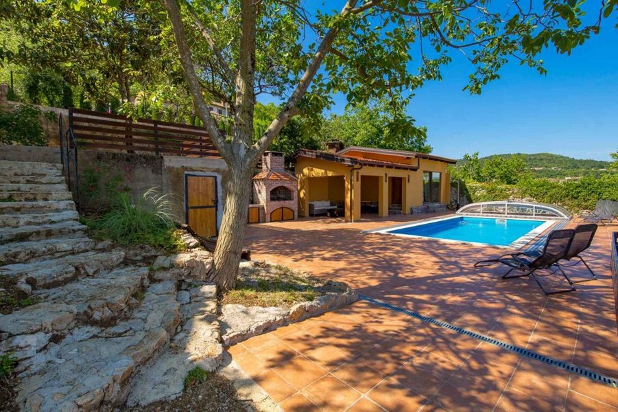 Piscine et terrasse avec barbecue maçonné