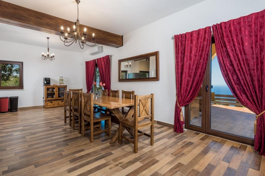Séjour avec table et vue mer