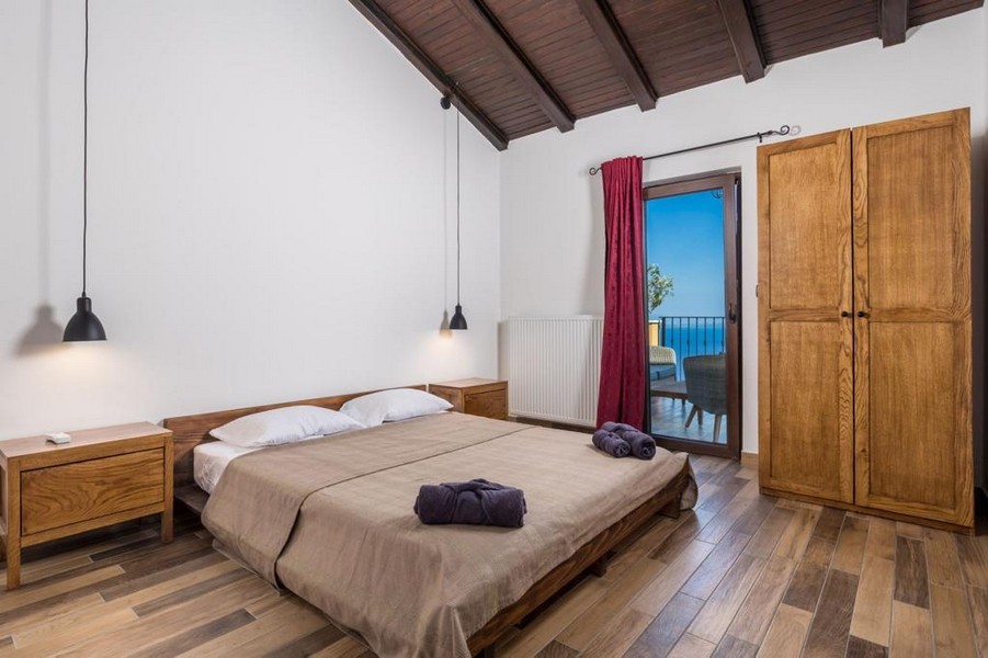 Chambre avec lit double et porte de balcon
