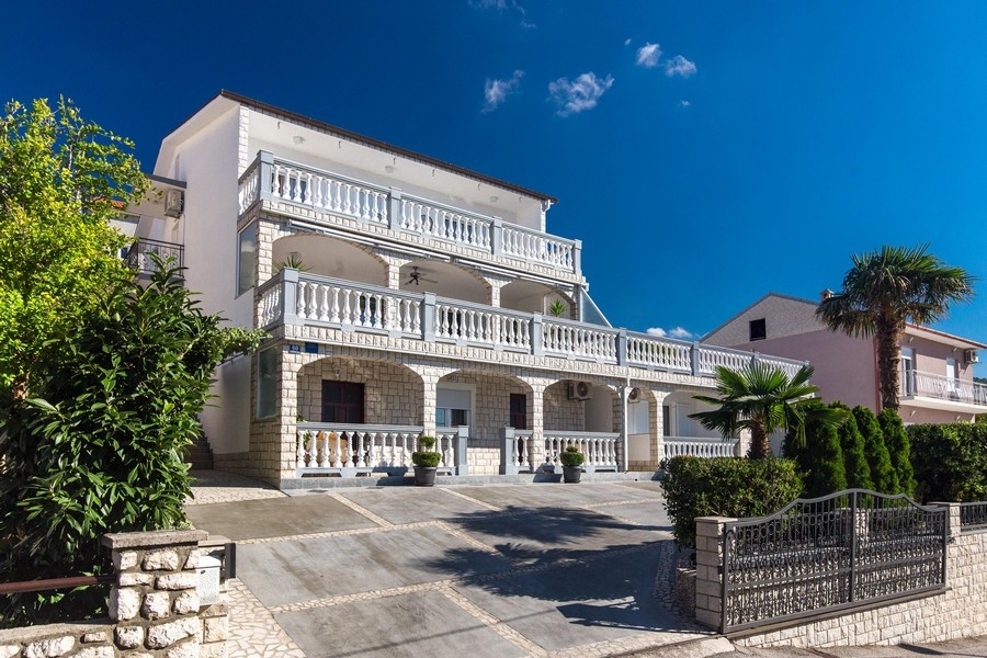Immeuble d'appartements à Crikvenica avec balustrades et arcades