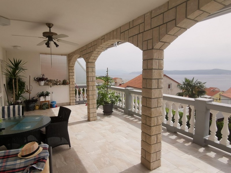 Loggia avec arcs et balustrade au-dessus de la baie