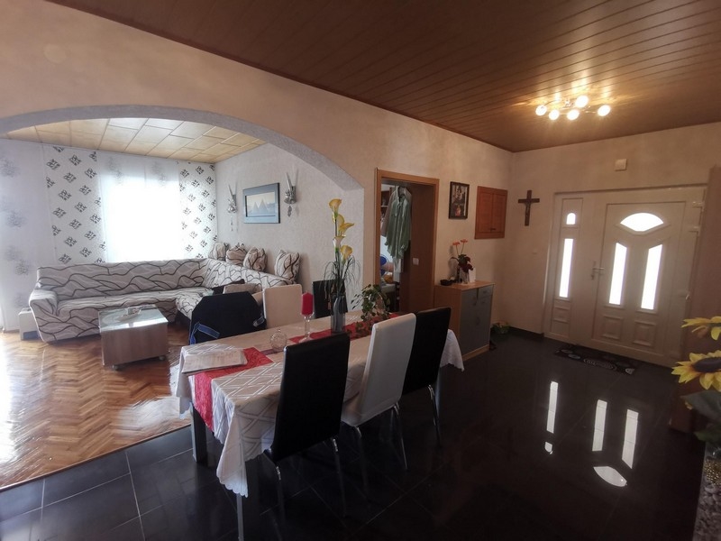 Coin repas avec passage en arc vers le séjour