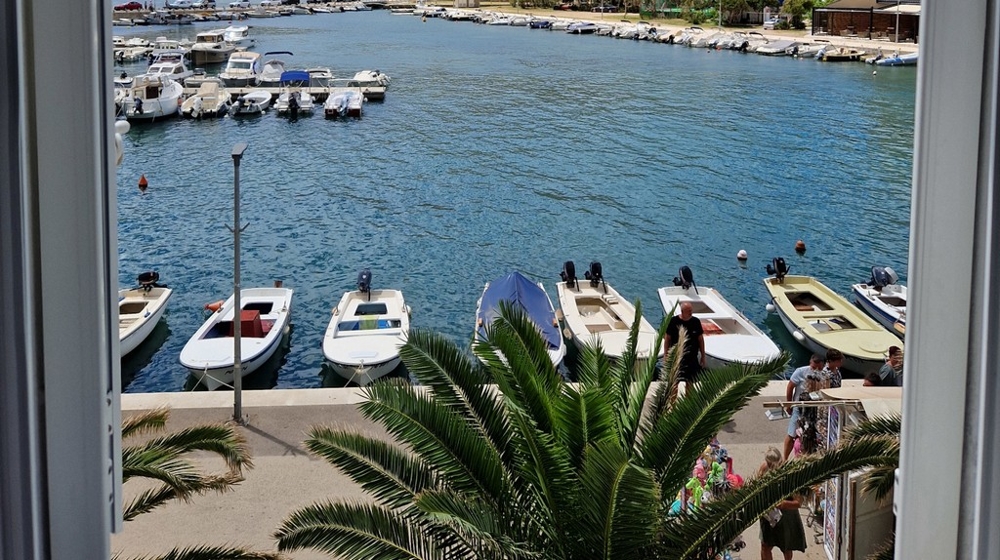 Vue sur le port et la mer en Croatie