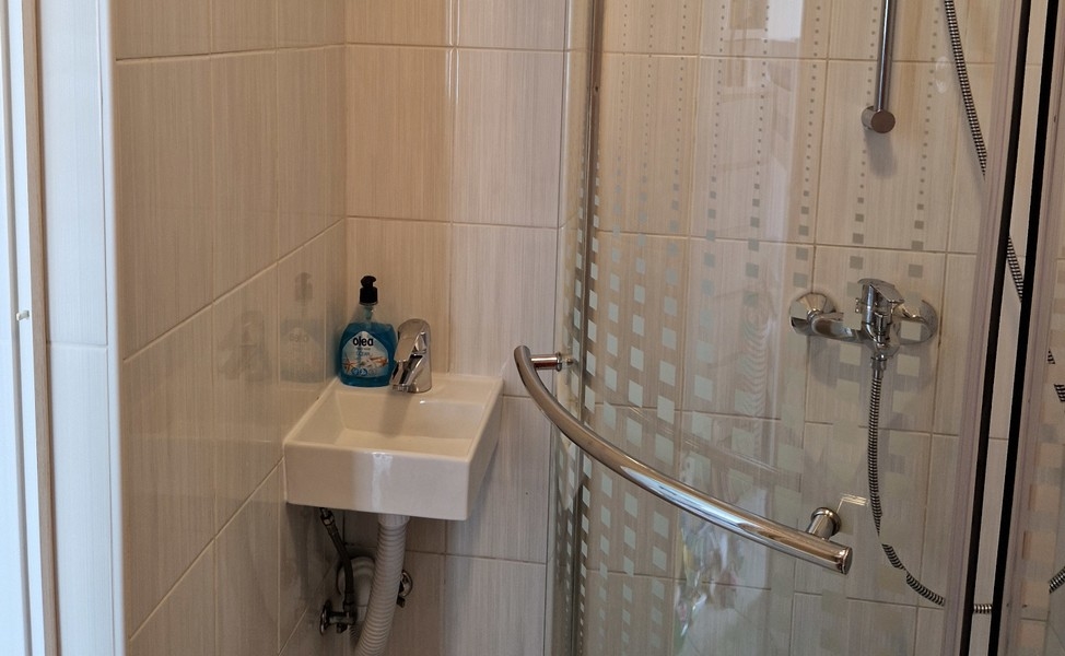Salle d'eau avec lave-mains