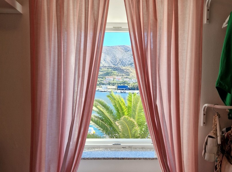 Vue mer depuis la fenêtre d'un appartement