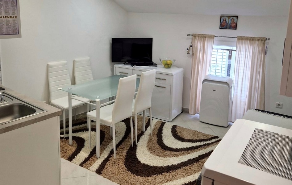 Séjour avec cuisine moderne et vue sur le port