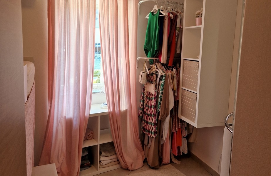 Espace dressing avec fenêtre et vue mer