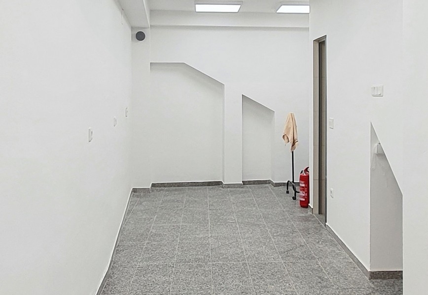 Intérieur lumineux avec sol carrelé
