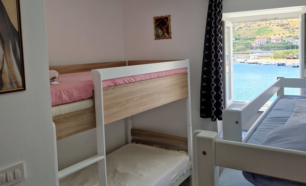 Chambre avec lits superposés et vue mer