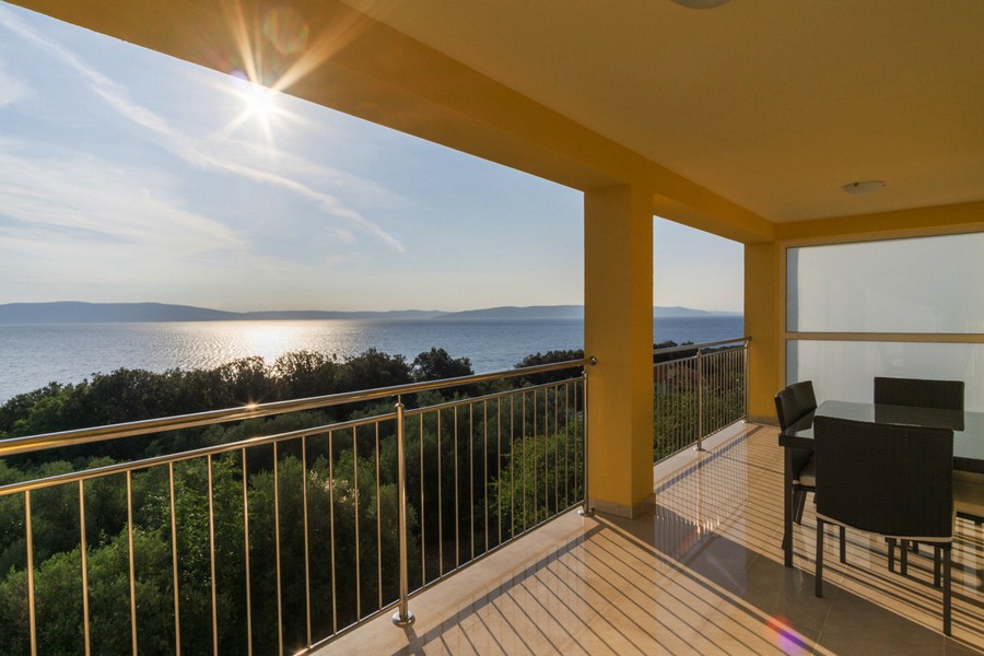 Terrasse couverte avec vue mer au lever du soleil en Istrie