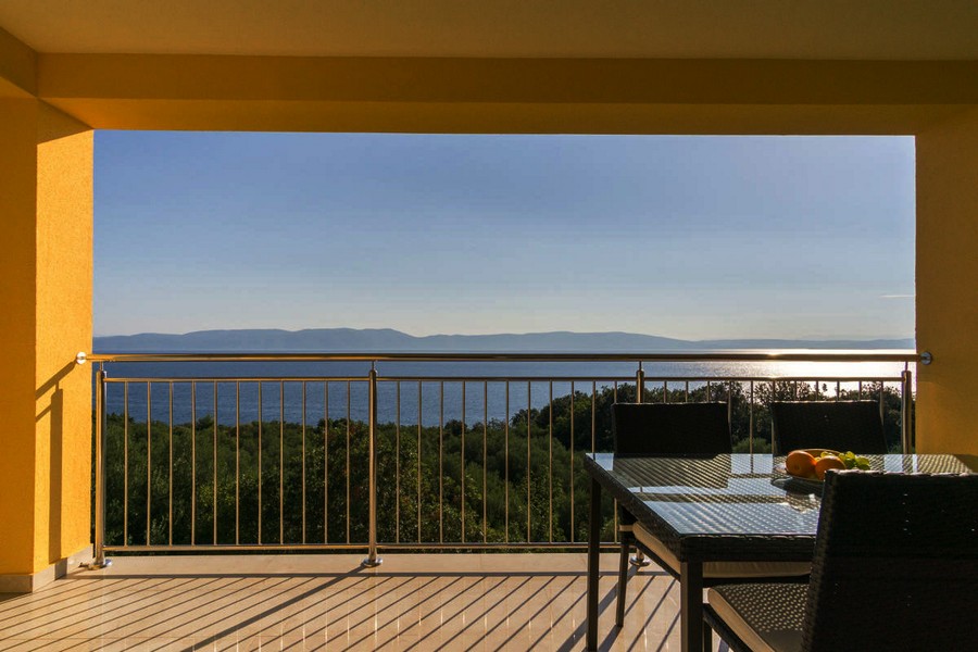 Terrasse avec table et vaste vue mer en Croatie
