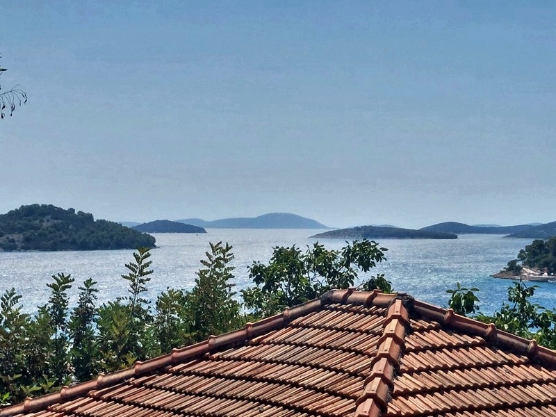 Vue mer sur la baie de Murter depuis la maison à Tisno Dalmatie