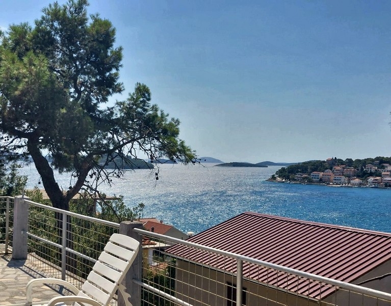 Vue depuis la terrasse sous le pin sur la baie