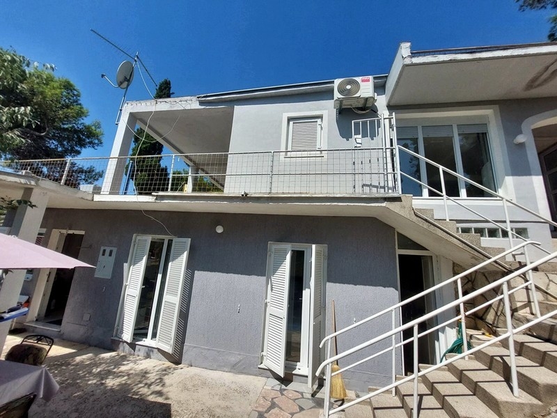 Arrière de la maison avec balcon et volets à lamelles blancs
