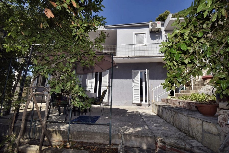 Coin salon avec parasol sous le balcon