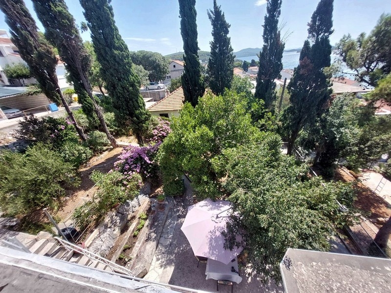 Vue d'en haut dans le jardin avec parasol