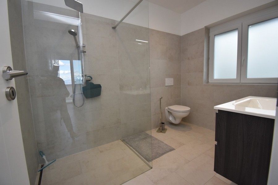 Salle de bains avec douche à l'italienne et WC