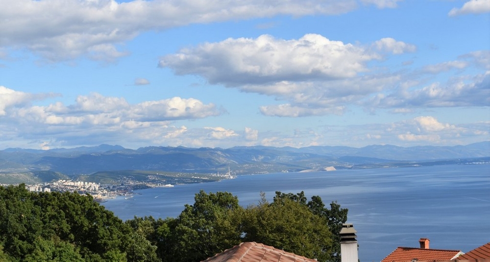 Vue panoramique sur la mer et la baie