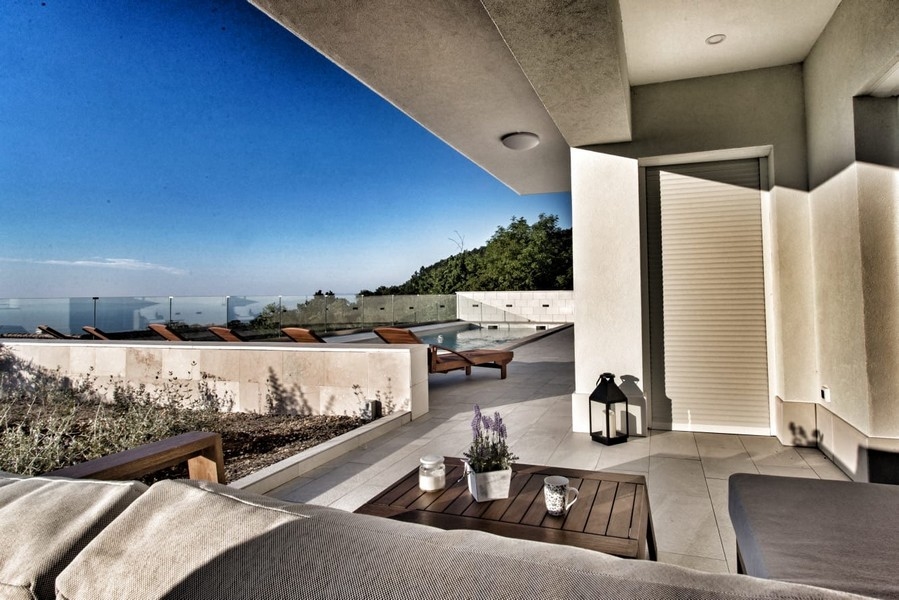 Espace extérieur avec jacuzzi et vue mer